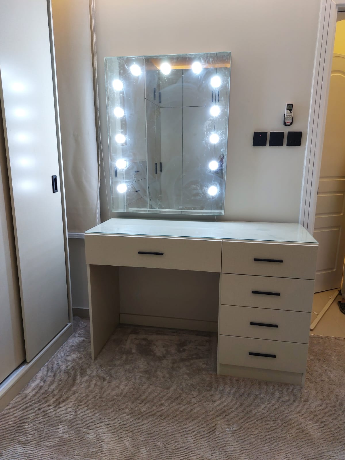 تسريحة مضيئة - ديكور منزلي في الرياض